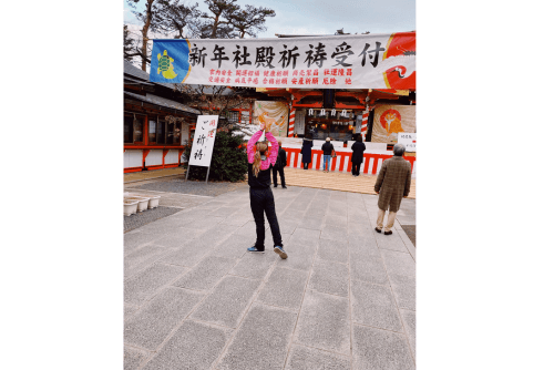 東伏見神社の前でバレエのポーズ