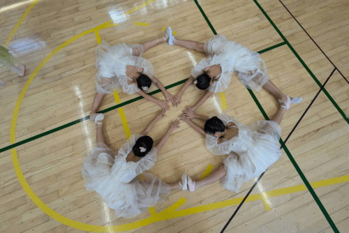 西武柳沢児童館の体育館にて出番前の小学生がストレッチ中