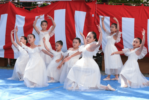 西部柳沢児童館のお祭りで花のワルツを踊る小学生の女の子たち