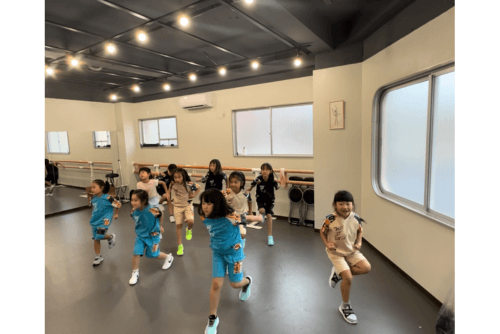西東京市保谷柳沢児童館のお祭りでダンスを発表するために練習している小学生たち