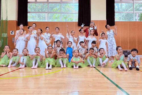お祭りのダンス発表を終えて記念写真。西武柳沢児童館の体育館にて