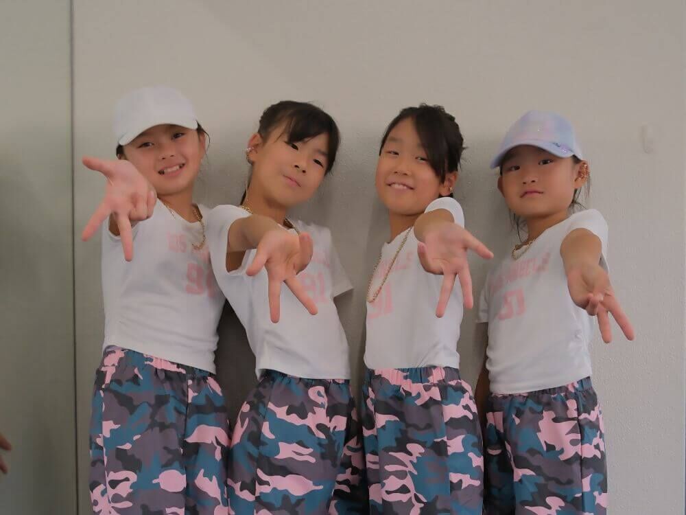 3年生と4年生4人がダンスポーズ！