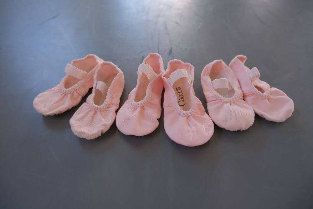 子どものピンクのバレエシューズが3足