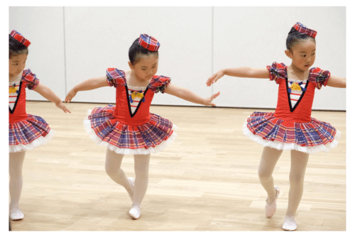 赤いイングリッシュチェックのバレエの衣装を着てお辞儀をする4才の女の子3人。練馬区で行われる発表会の練習中。西東京市のバレエ教室