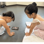 西東京市で3歳からバレエを学ぶ子どもたちが、地域のお祭りで発表したダンス動画を見ている様子