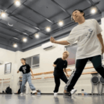 西東京市ダンス教室の大人ダンスレッスンの様子。初心者ロックダンスを練習中。