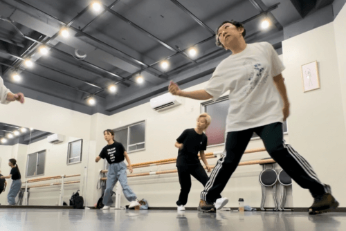 西東京市ダンス教室の大人ダンスレッスンの様子。初心者ロックダンスを練習中。