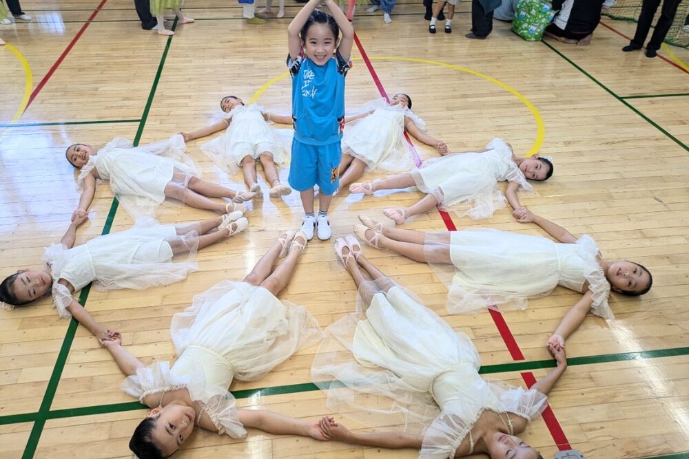 柳沢児童館にて出番を待つバレリーナとヒップホップダンサーの小学生たち