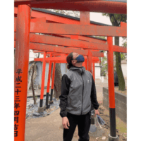 東伏見神社でバレエとダンスの講師が鳥居の前で立っている