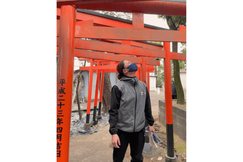 東伏見神社でバレエとダンスの講師が鳥居の前で立っている