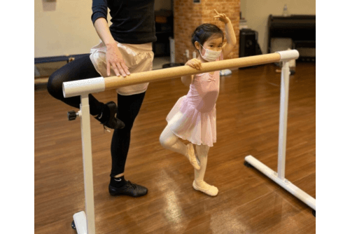 4才のバレエ大好き女の子。西東京市バレエ教室のレッスン