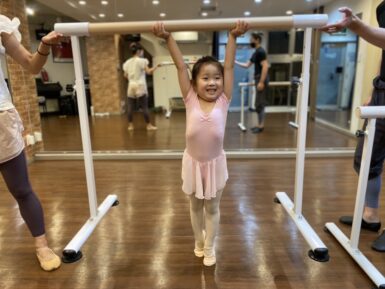 4才の女の子バレエのバーを運ぶ様子