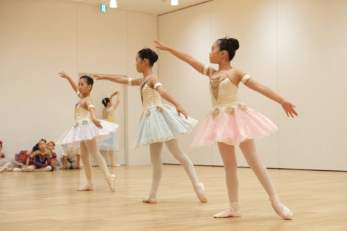バレエ「眠れる森の美女」の宝石の踊りをパープル、グリーン、ピンクの衣装を身に着けて踊る3年生と4年生の小学生バレリーナ。西東京市のバレエ教室。