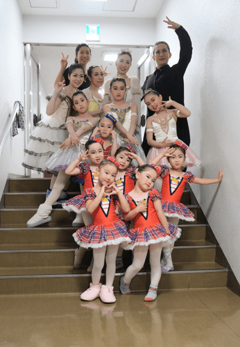 西東京市バレエとダンスが学べるお教室。コフレダンススタジオの子供たちと大人のバレリーナ集合写真。