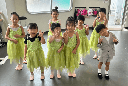西東京市保谷町のコフレでお祭りのための衣装を着て笑う幼児たち