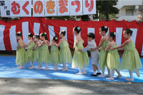 西東京市柳沢児童館で行われたむくのき祭りに参加したコフレダンススタジオの幼児バレリーナたち