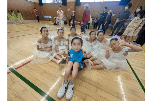 バレエとダンスの出番を待つ小学生たち