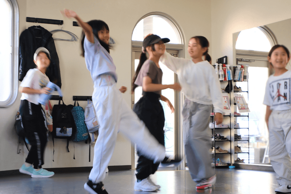 保谷町コフレダンススタジオでダンスレッスン中のキッズたち