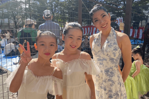 にこにこ笑顔で先生と小学生バレリーナ