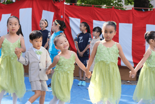 バレエ&リズムステップの発表後に楽しそうに歩く4才の女の子と男の子