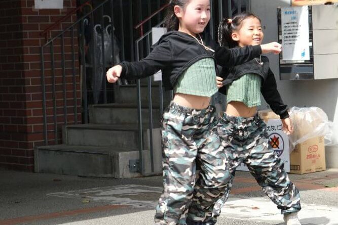1年生と2年生のダンス発表の様子