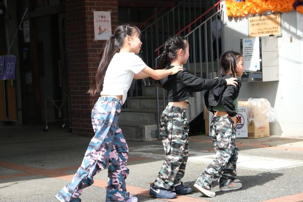 4年生のお姉さんと一緒にダンス発表