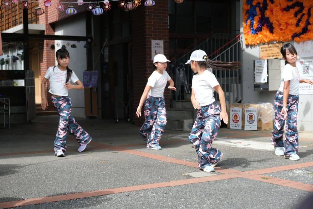 3年生と４年生のダンス発表の様子