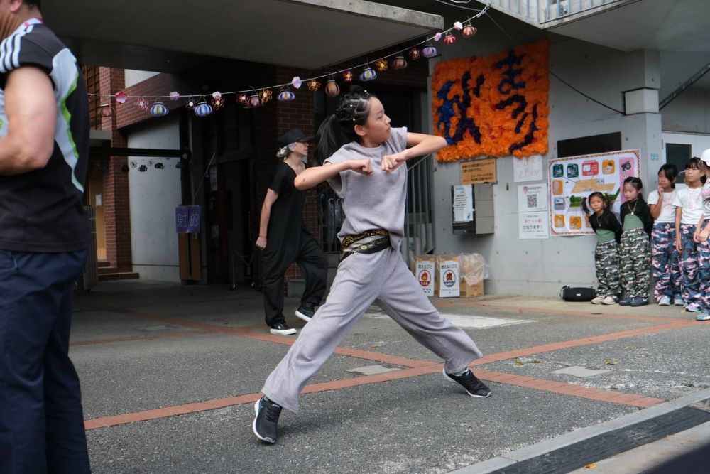 5年生のダンス発表中。
