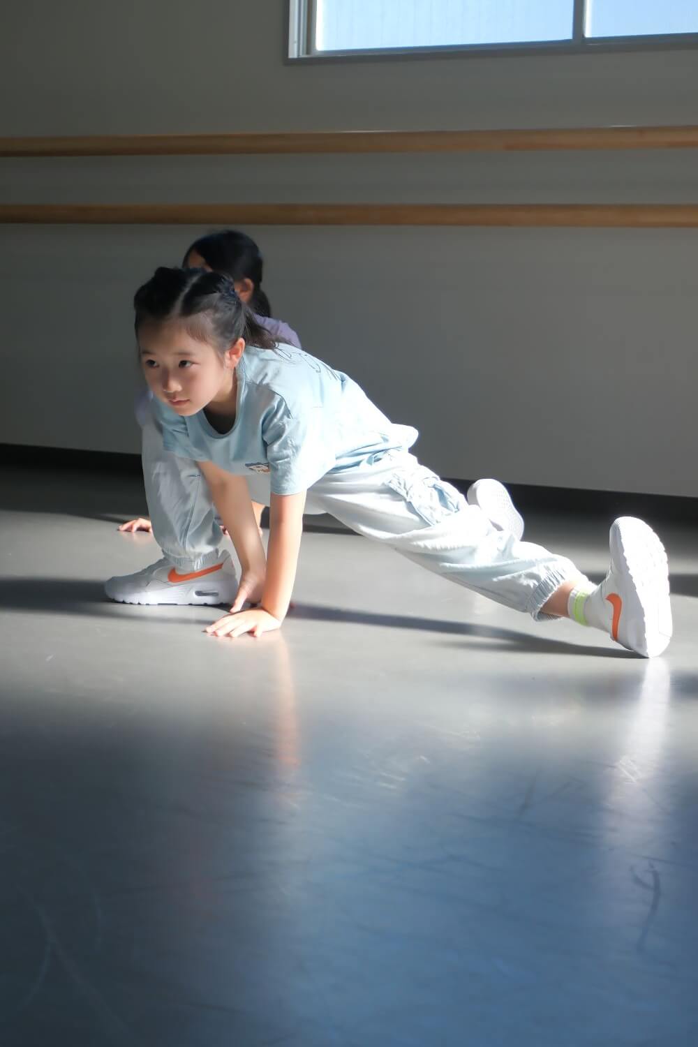 ダンスの前は必ずストレッチ