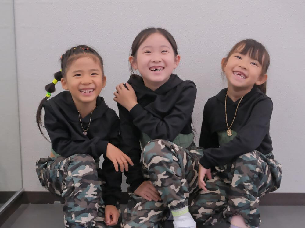 1年生と2年生3人がにこにこダンスポーズ
