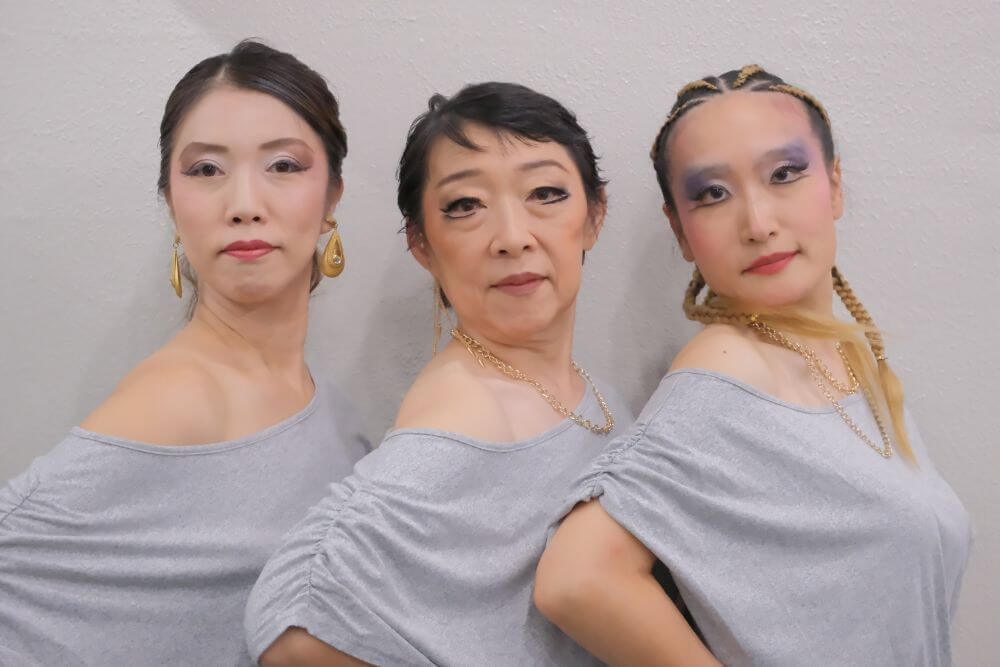 コフレダンススタジオの大人ダンサー３人がダンスポーズ！